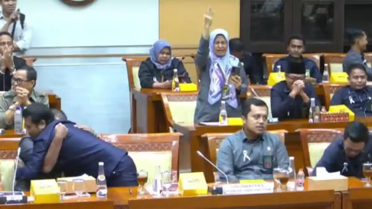 Momen Para Hakim Standing Applause hingga Menangis usai Dengar Telepon dari Prabowo