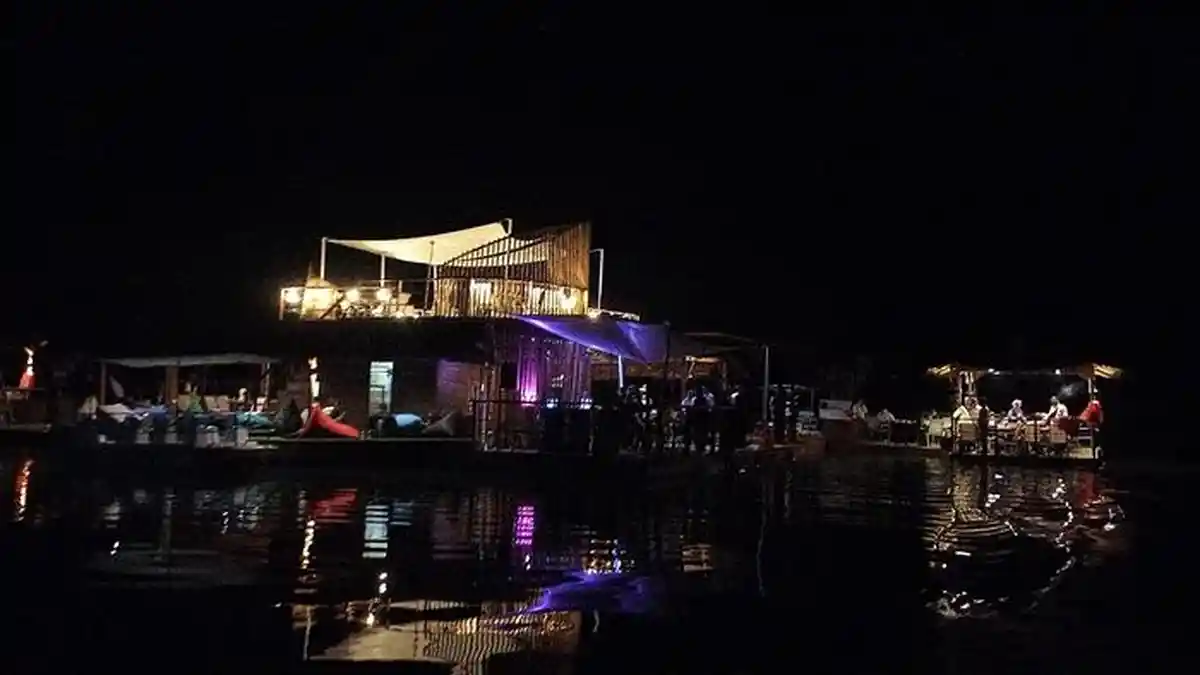 Arkillaa Mangrove Lounge, Bar dan Resto Apung yang Jadi Tempat Wisata Baru di Belitung