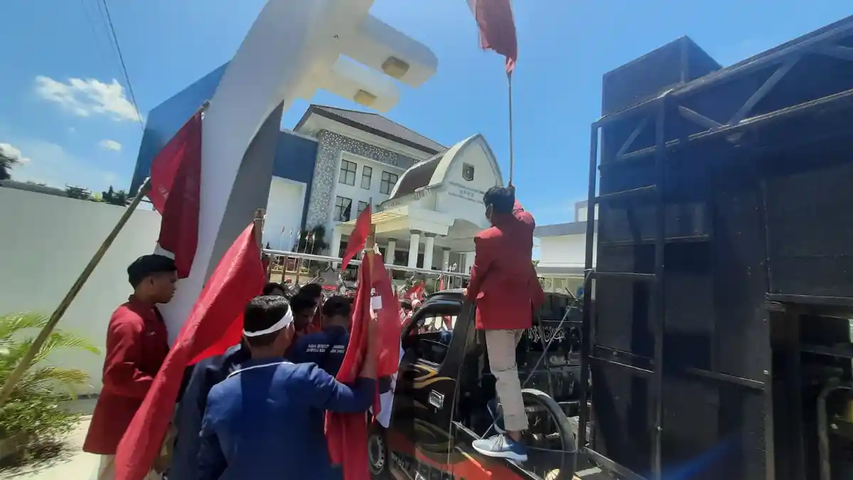 Aksi Tolak Jokowi 3 Periode, Ikatan Mahasiswa Muhammadiyah Geruduk Kantor DPRD Lombok Timur