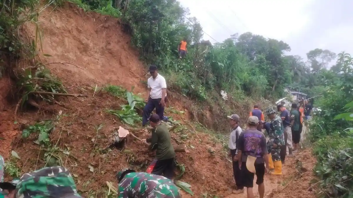 Tebing 8 Meter Longsor, Jalur Utama Baosan Lor - Baosan Kidul di Ponorogo Sempat Lumpuh Total