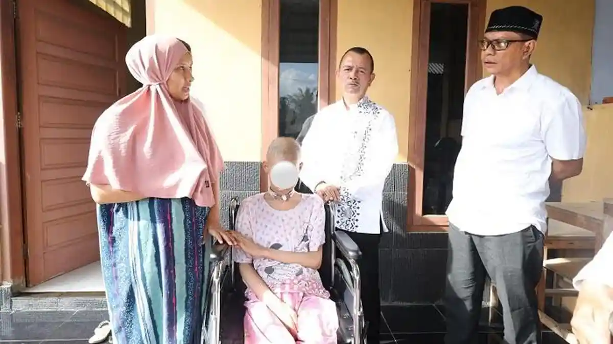 Dinsos Aceh Bantu Kursi Roda untuk Anak Penderita Kanker