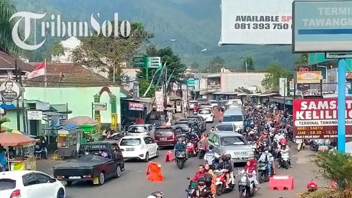 Puncak Tawangmangu Diserbu Wisatawan, Kemacetan Semakin Parah, Didominasi Kendaraan Plat B