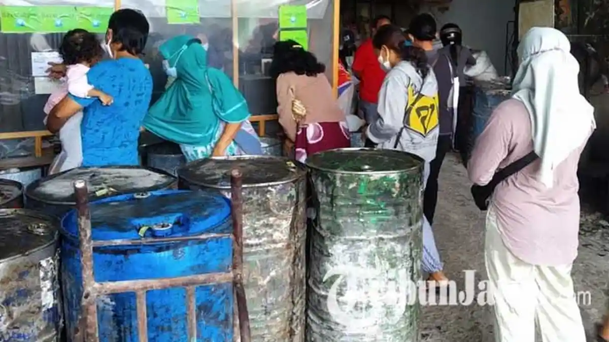 Warga Ramai-ramai Serbu Minyak Goreng Curah Murah di Kota Blitar yang Baru Datang Hari Ini