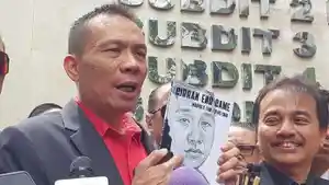 Ahli-Digital-Forensik-Rismon-Hasiholan-Sianipar-memamerkan-sebuah-buku.jpg