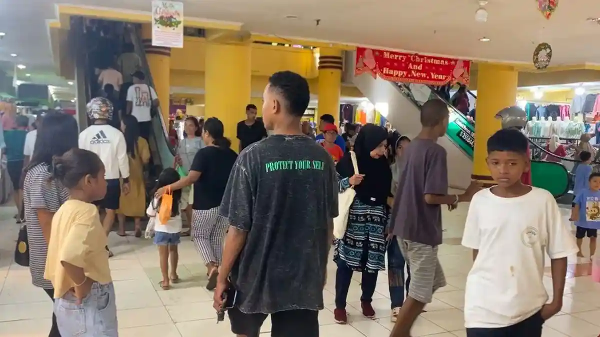 H-1 Natal, Amplaz Ambon Ramai Pengunjung