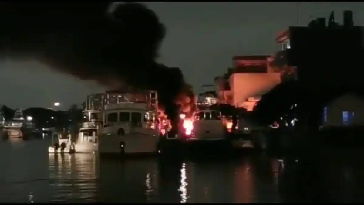 Korsleting di Ruang Mesin, 2 Kapal di Pantai Mutiara Terbakar