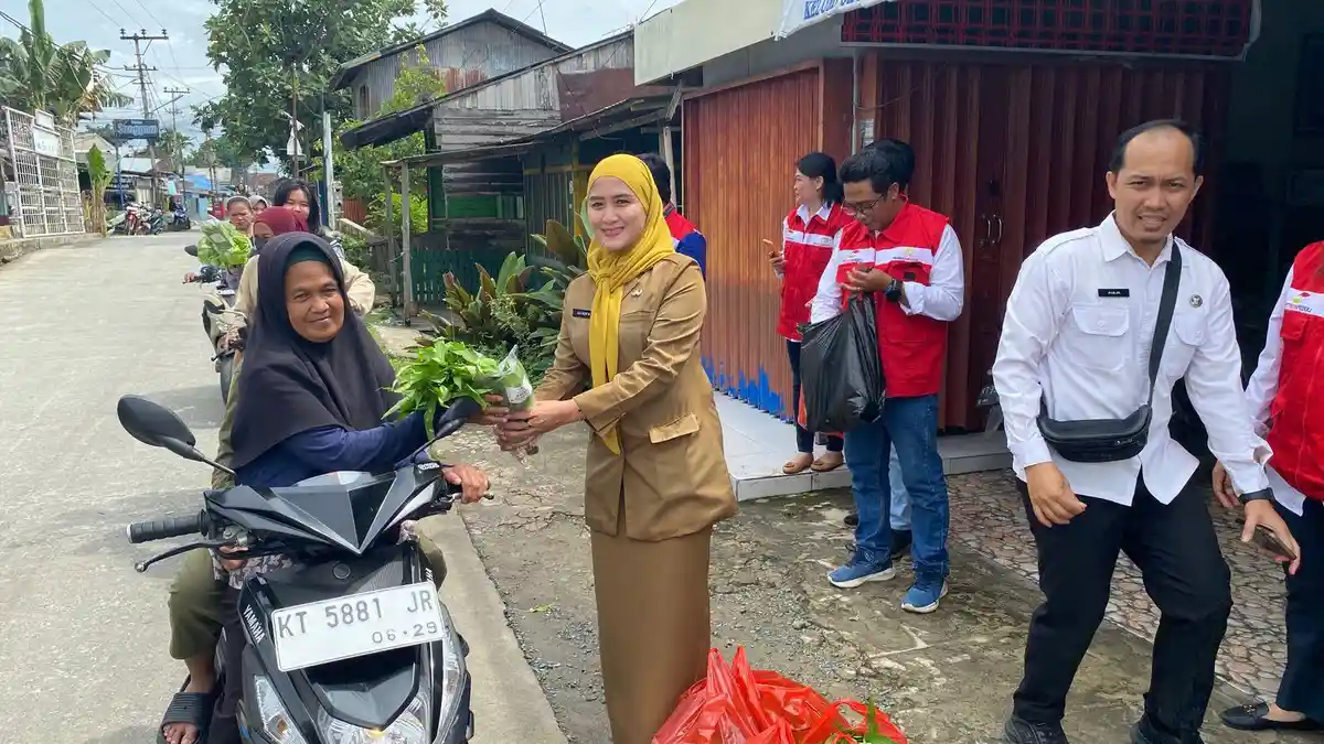 Hari Anti Narkotika Internasional, BNNP Kaltim Bagi 1000 Ikat Sayuran Segar di Samarinda