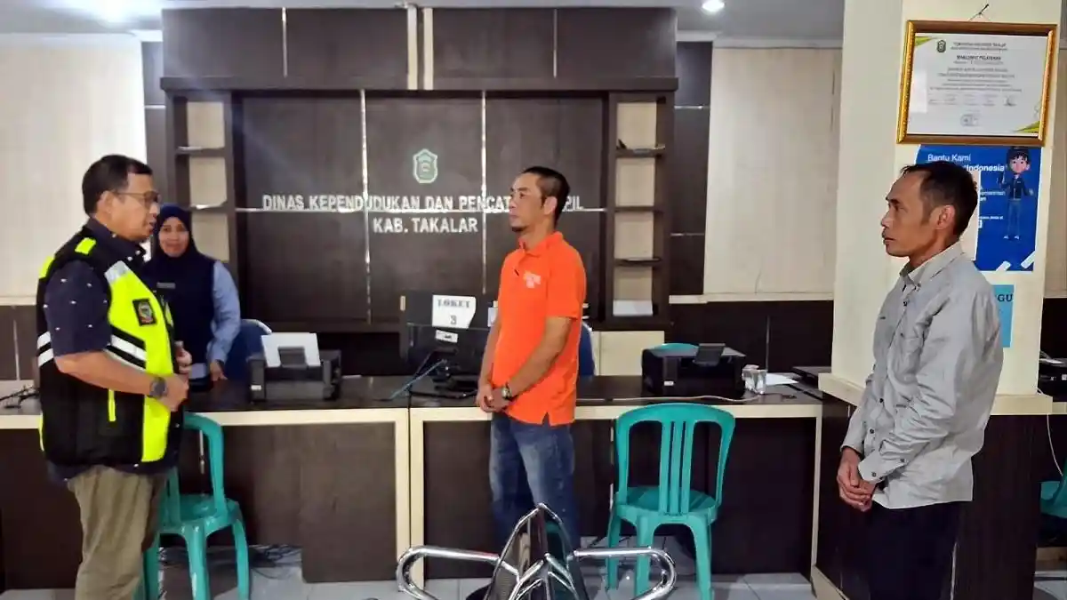 Iqbal Suhaeb Sidak Disdukcapil Takalar saat Libur Nasional, Pastikan Layanan KTP-el Tetap Berjalan