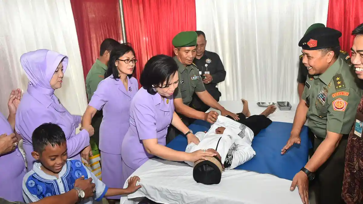 Ketum Dharma Pertiwi Tinjau Donor Darah dan Khitanan Massal