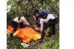 personel-polres-taput-sedang-mengevakuasi-jenazah-kristina-gultom-yang-berada-di-semak-semak.jpg