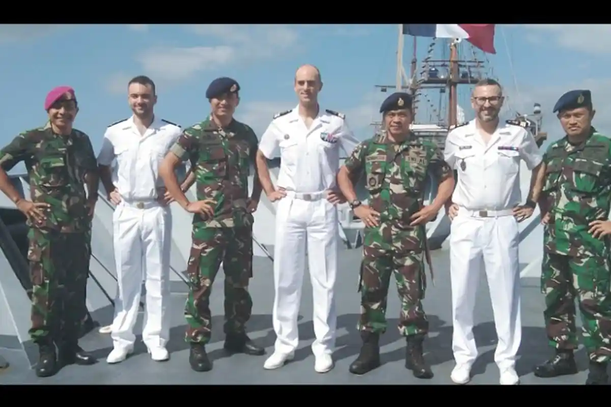 TNI AL Denpasar Sambut Kapal Perang Perancis FNS Vandemiaire F-734 di Pelabuhan Benoa