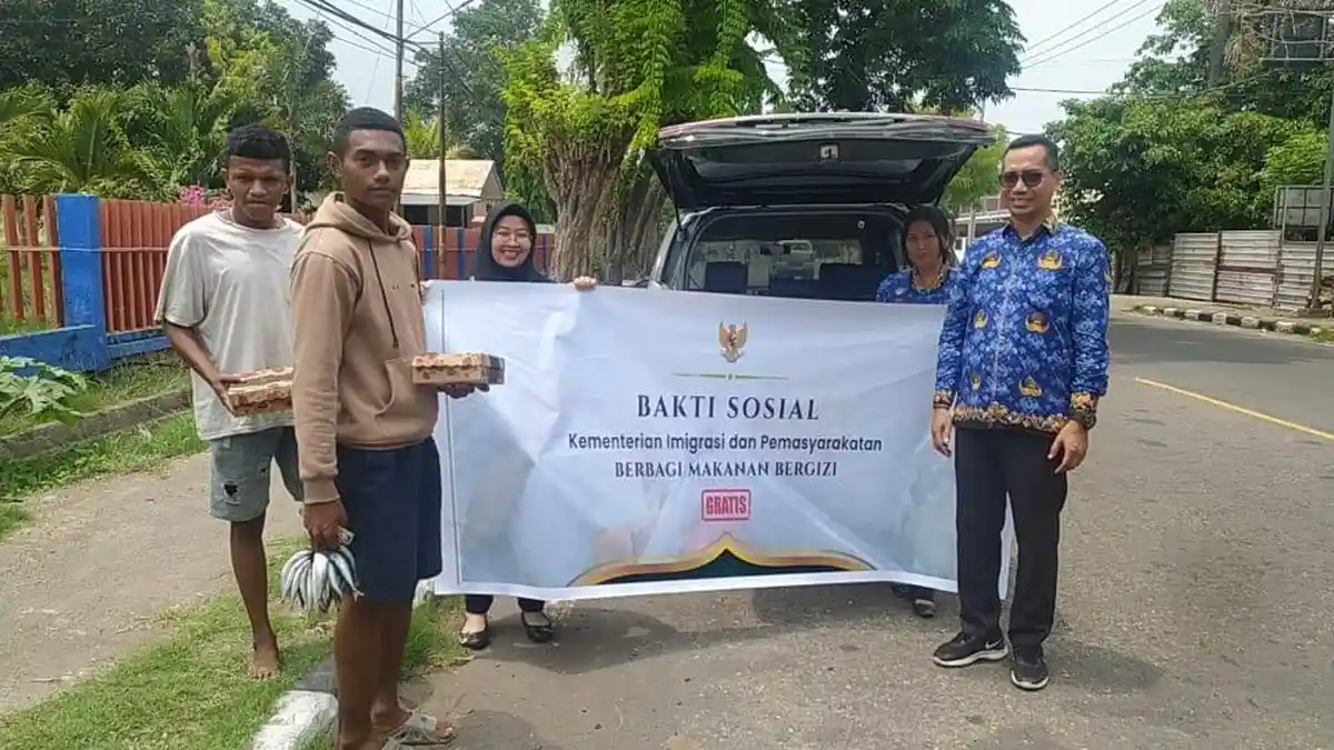 Kantor Imigrasi Maumere Berbagi Makanan Gratis untuk Masyarakat