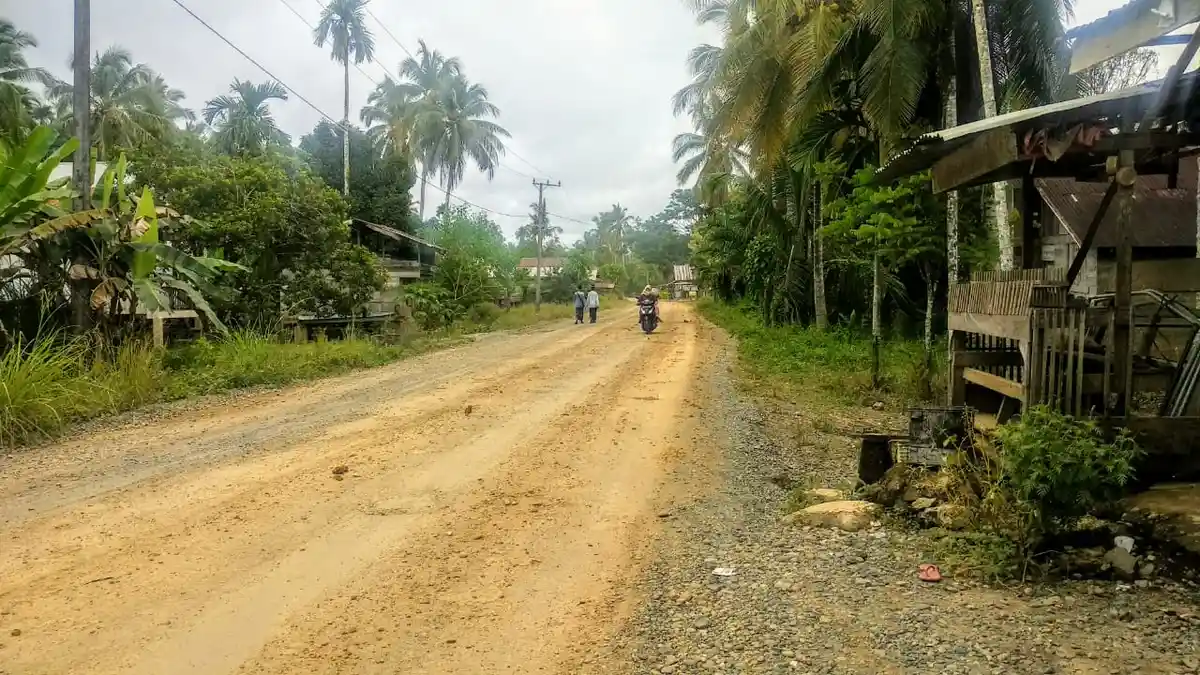Warga Pasie Raya Keluhkan Kondisi Jalan Lintas Kecamatan yang Berdebu