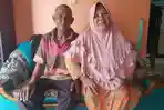 Hasan-Dolar-bersama-istrinya-saat-sampai-di-rumahnya-di-Desa-Baru-Manggar.jpg