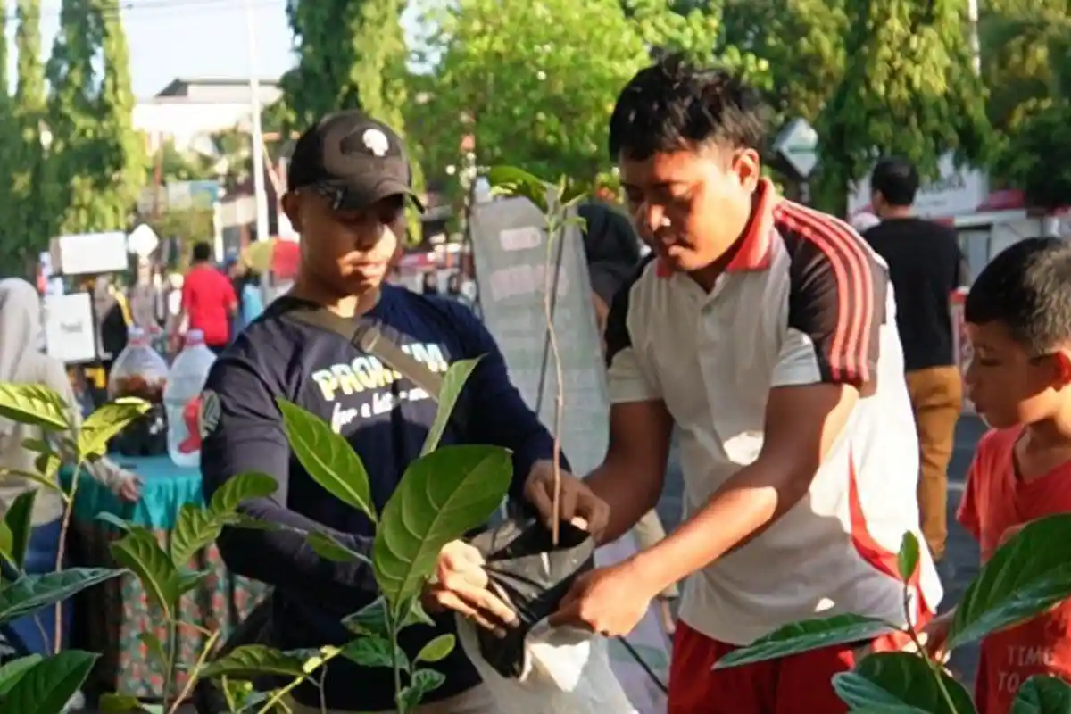 Ajak Warga Peduli Lingkungan, DLH Blora Buat Program Tukar Botol Plastik Bekas dengan Bibit Tanaman