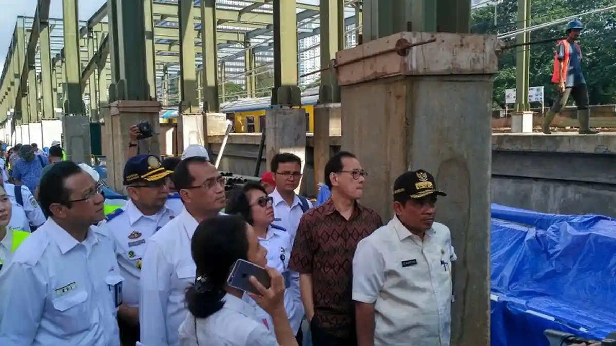 Tinjau Proyek Kereta Bandara, Sumarsono Curhat Masalah DPRD DKI ke Menteri Rini