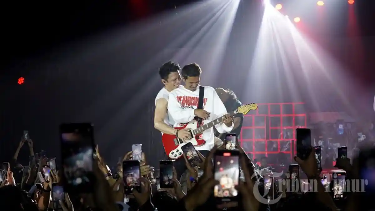 Aksi Panggung Noah Menghibur Warga Makassar - noahkonser15.jpg