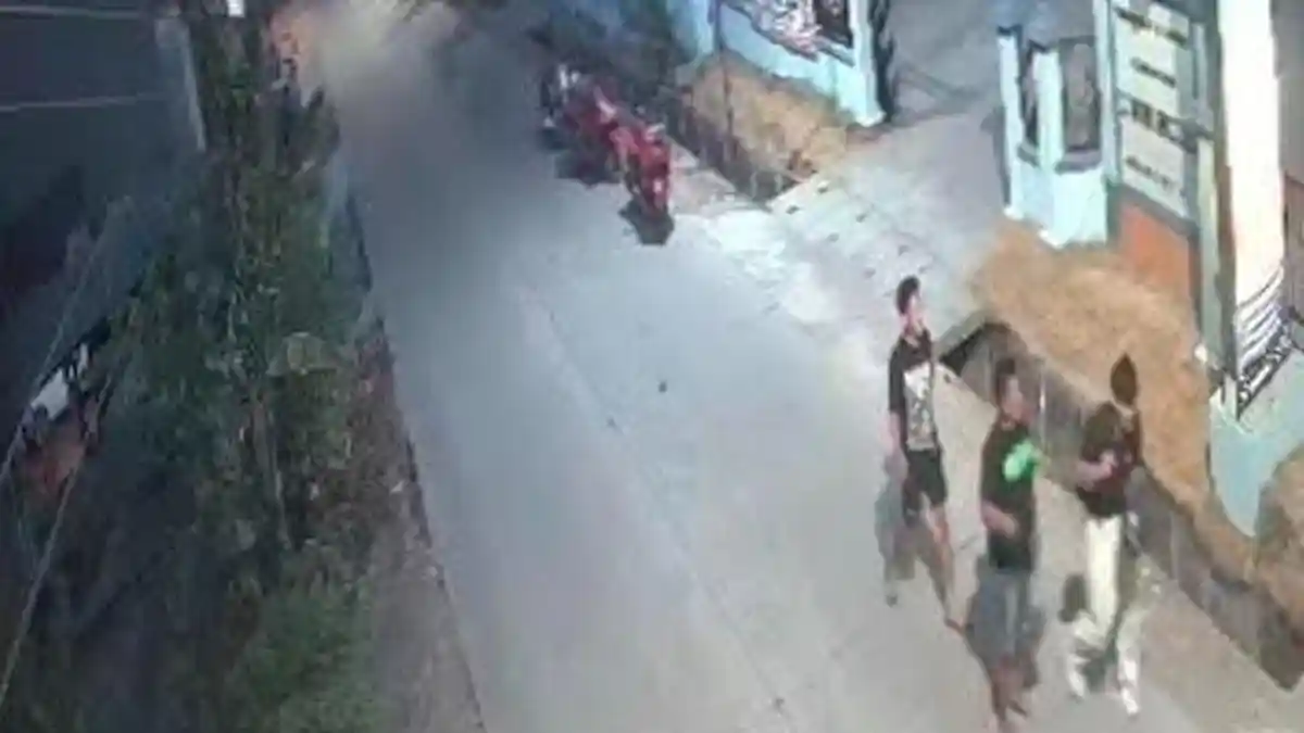 Dua Pemuda DikeroyoK di Depan Balai Desa Trenggulunan Bojonegoro, Aksi Brutal Pelaku Terekam CCTV