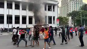 DEMO-MEDAN-Massa-terlihat-berkerumun-di-sekitar-pos-polisi-yang-terbakar.jpg