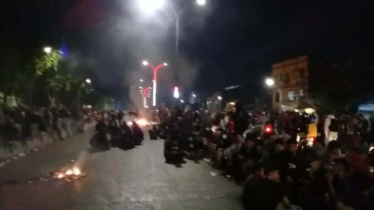 Demonstran Masih Blokade Flyover, Bakar Ban dan Sampah Bekas