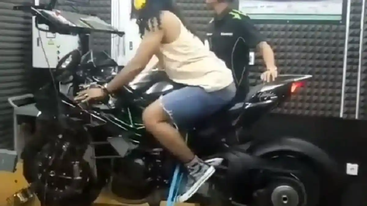 Heboh Gaya Maell Lee Saat Alih Profesi Jadi Mekanik Moge, Simak Videonya