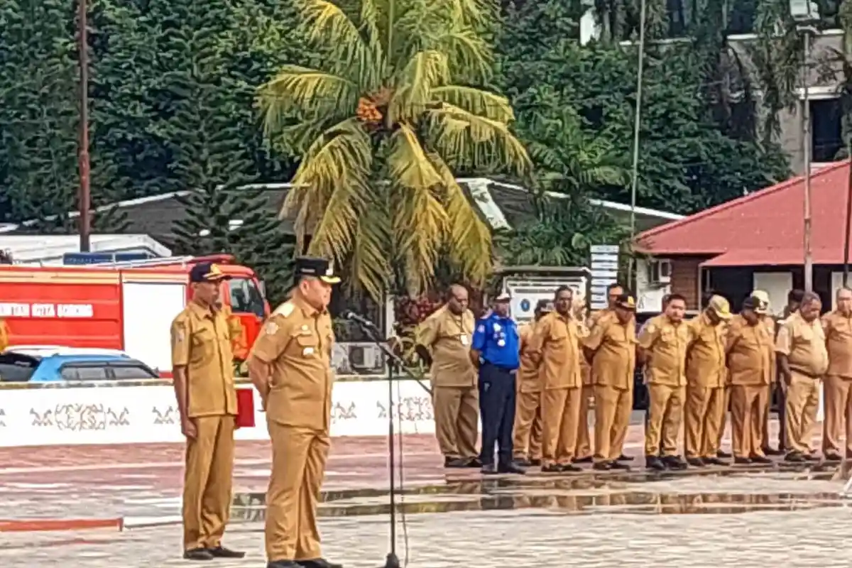 Pimpin Apel Pagi Senin 14 Oktober 2024, Pj Wali Kota Sorong Ingatkan Jam Masuk dan Pulang Kantor
