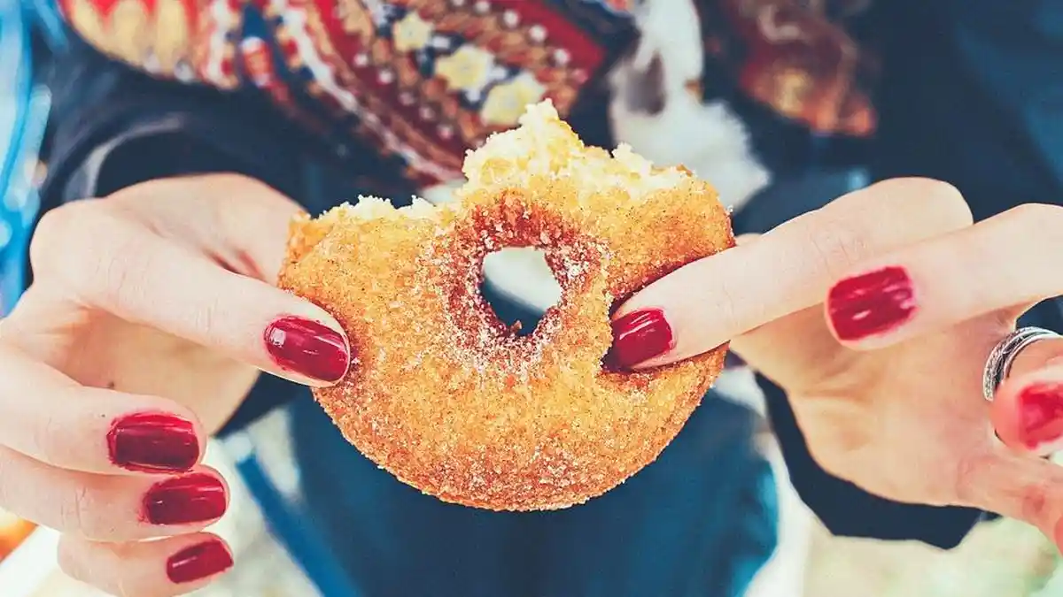 Makan Pakai Tangan Terbukti Secara Ilmiah Bikin Berat Badan Cepat Naik, Kok Bisa?