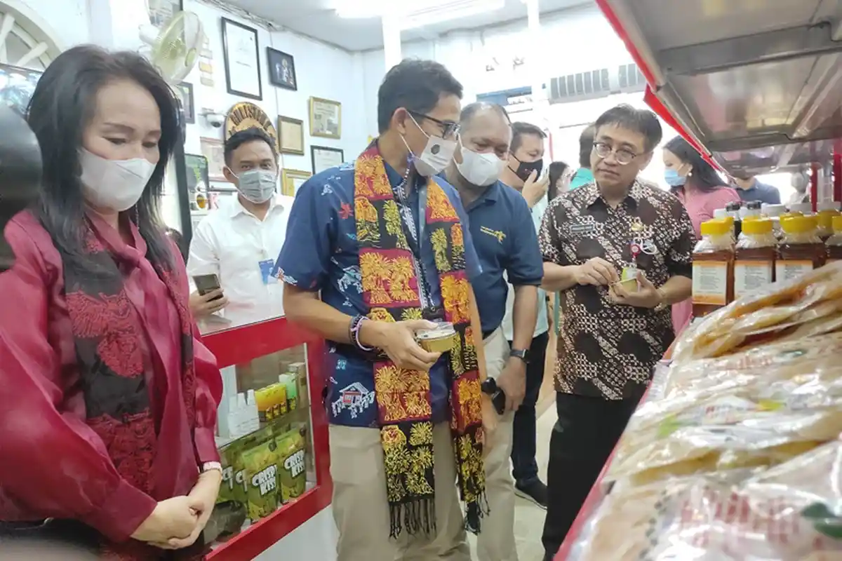 Sandiaga Uno Nikmati Christine Klappertart, Dukung UMKM Sulut Maju di Tengah Pandemi Covid-19