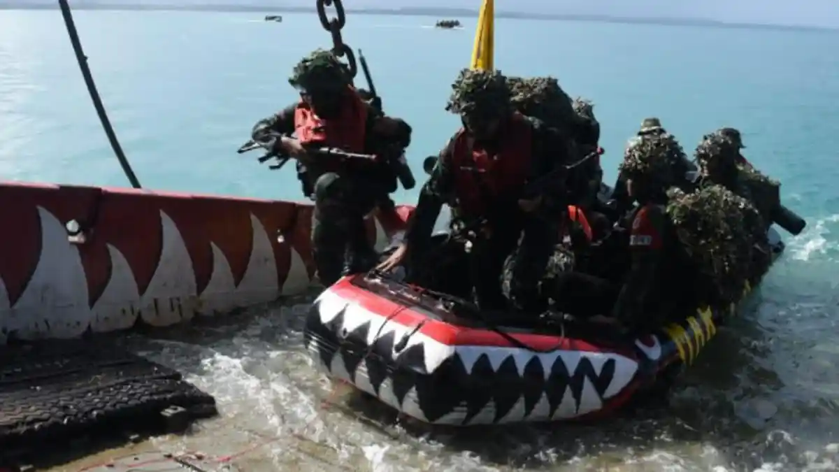 Usai Latihan Pendaratan Operasi Amfibi, Tiga Kapal Perang dan Pasukan di Reembarkasi