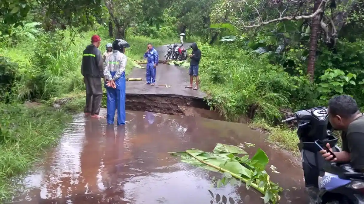 13 Desa di Flores Timur Terisolir Akibat Plat Deker Ambruk