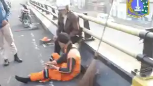 Petugas-PPSU-kecelakaan-ditabrak-pemotor-perempuan-di-Flyover-Pasar-Rebo.jpg