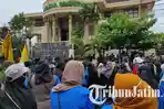 mahasiswa-ponorogo-menggelar-aksi-unjuk-rasa-menuntut-pencabutan-uu-omnibus-law-cipta-kerja1.jpg