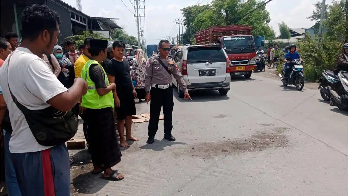 Gagal Menyalip Truk, Pemotor Honda Beat Tabrak Motor CB di Gresik, Pelajar 15 Tahun Tewas di RS