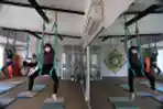 Melihat Gerakan Yoga Udara