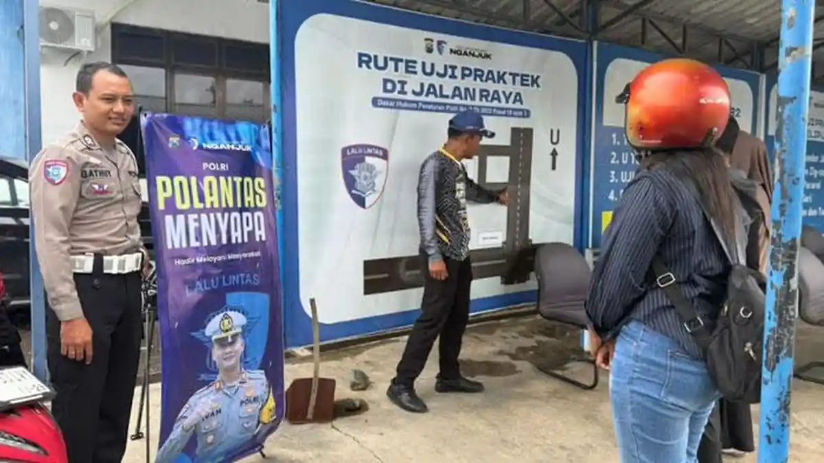 Ajarkan Teknik Dasar Ujian SIM di Nganjuk Lewat Program Polantas Menyapa