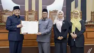 Bupati-Pasuruan-Rusdi-Sutejo-dan-Ketua-DPRD-Kabupaten-Pasuruan-Samsul-Hidayat.jpg