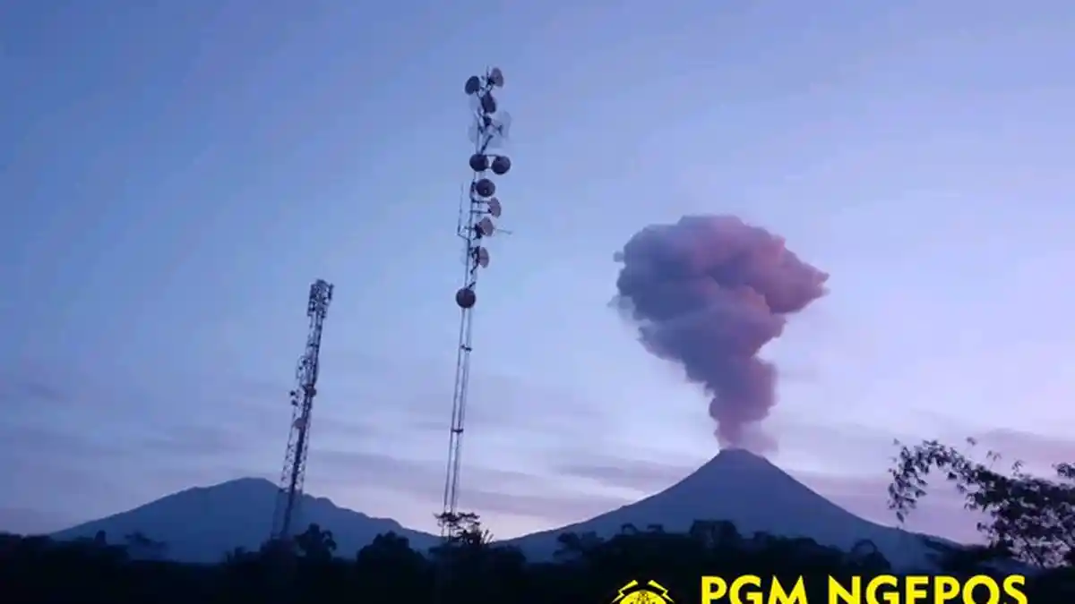 Detik-detik Gunung Merapi Meletus, Tinggi Kolom 2.000 Meter hingga Kilatan Petir Terlihat Jelas