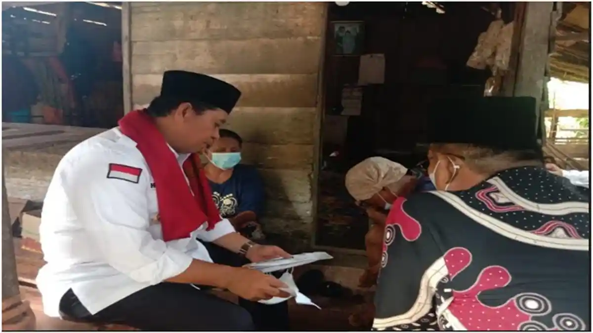 Nenek Sona Menangis Haru Didatangi Bupati Askolani, Terima Hadiah Bedah Rumah dari Pemkab Banyuasin