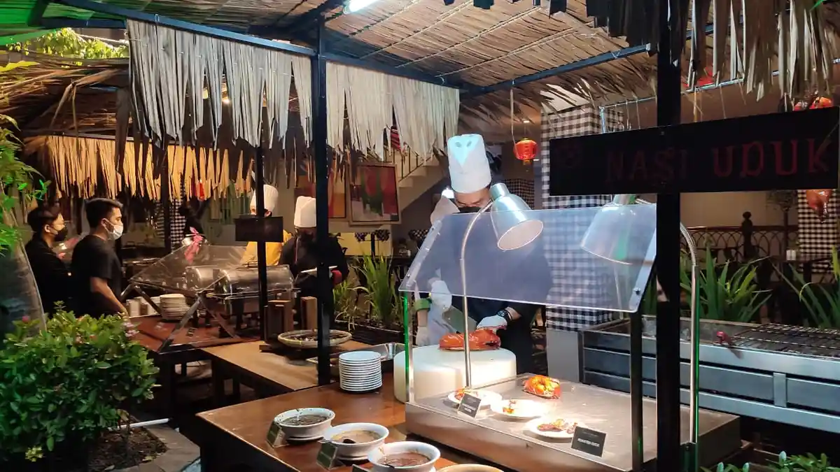MAKAN Sepuasnya Menu Oriental Hanya Rp 188ribu Per Orang di Kisah Kafe Poolside Hotel Grand Mercure