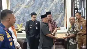 Wali-Kota-Jambi-Maulana-menyerahkan-langsung-bantuan-kepada-warga-korban.jpg