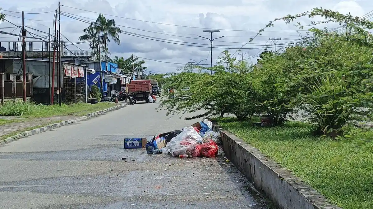 Wajah Kota Dolar Timika, Siang Bolong Masih Ada Tumpukan Sampah