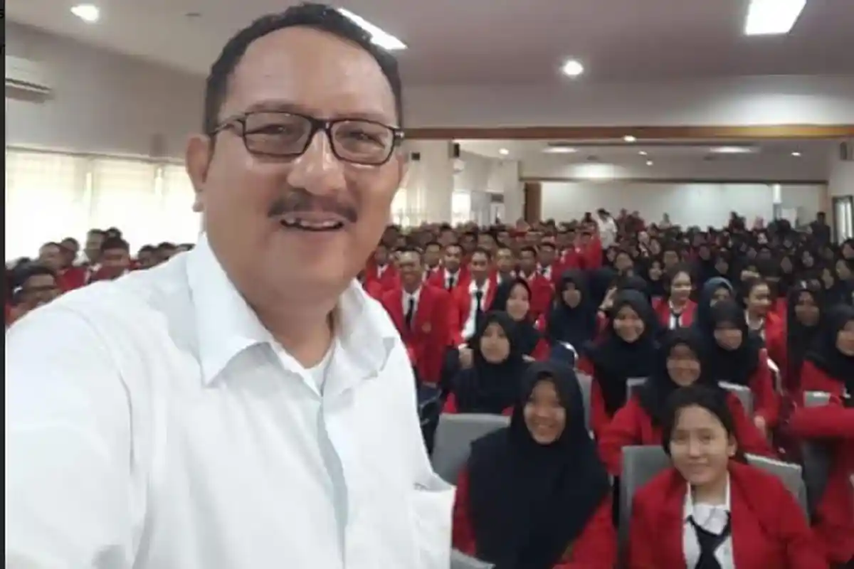 Wakil Ketua DPRD Sulsel Selfie Bareng Mahasiswa Ekonomi Unhas