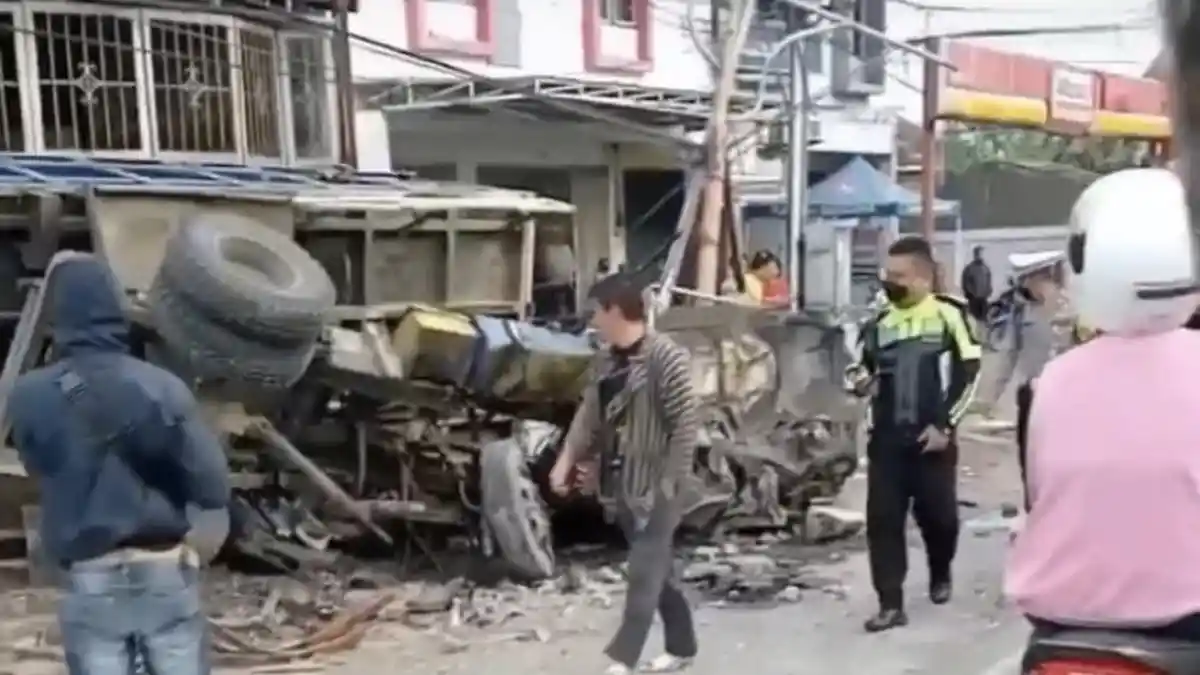 BREAKING NEWS: Kecelakaan di Bawen Semarang, Dump Truk Tabrak Tiang Lalu Terguling
