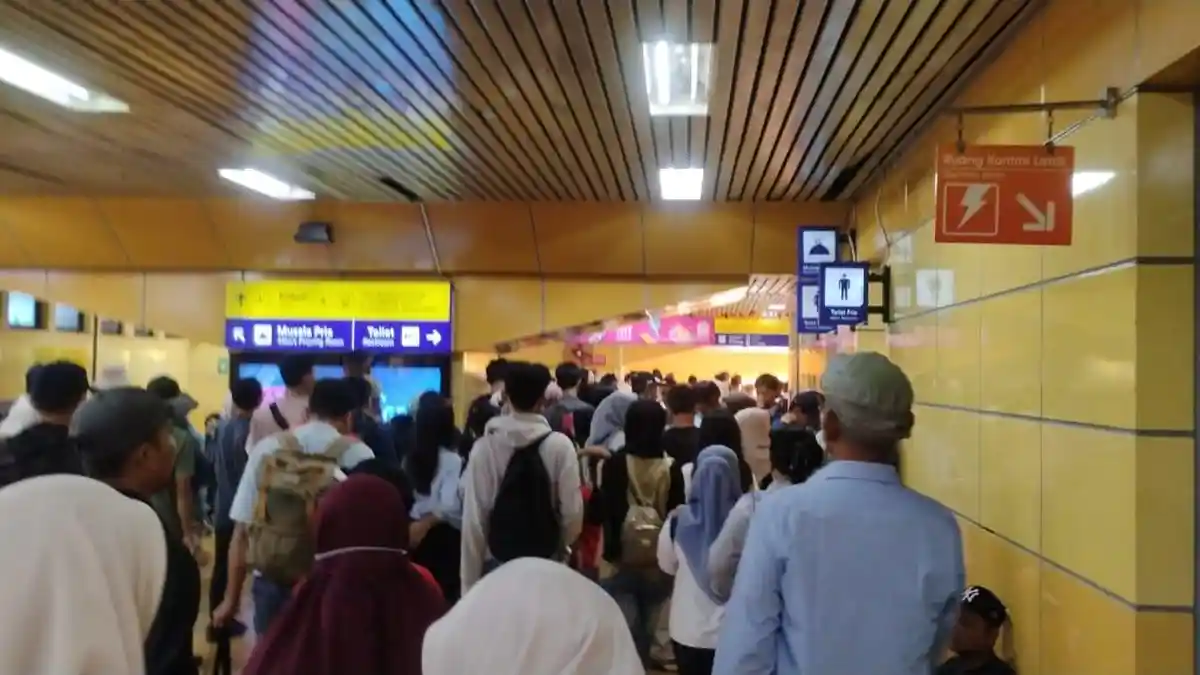 Lautan Manusia Serbu Monas Rayakan HUT ke-80 TNI, Stasiun Gondangdia Penuh Sesak