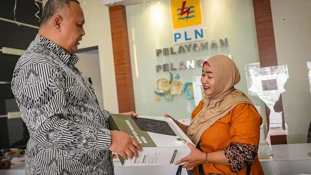 Sapa Pelanggan di Unit Layanan, General Manager PLN UID Jateng & DIY Sampaikan Kemudahan PLN Mobile
