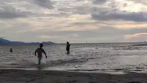 Intip-Keseruan-Warga-Bermain-Air-di-Pantai-Mandra-Kolaka-Sulawesi-Tenggara-saat-Akhir-Pekan.jpg