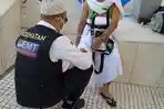 Tim-EMT-sedang-memeriksa-kondisi-kesehatan-jamaah-haji.jpg