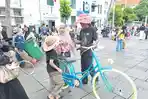 Kisah Penyewa Sepeda Ontel di Kota Tua: Tunda Mudik demi Raup Cuan Saat Lebaran