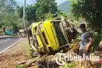 Kecelakaan di Trenggalek, Truk Muat Telur Terguling Usai Tabrak Pagar Warga, Pot-pot Porak-poranda