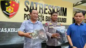 BARANG-BUKTI-Polisi-menunjukkan-barang-bukti-yang-disita-dalam-kasus-anak-punk.jpg